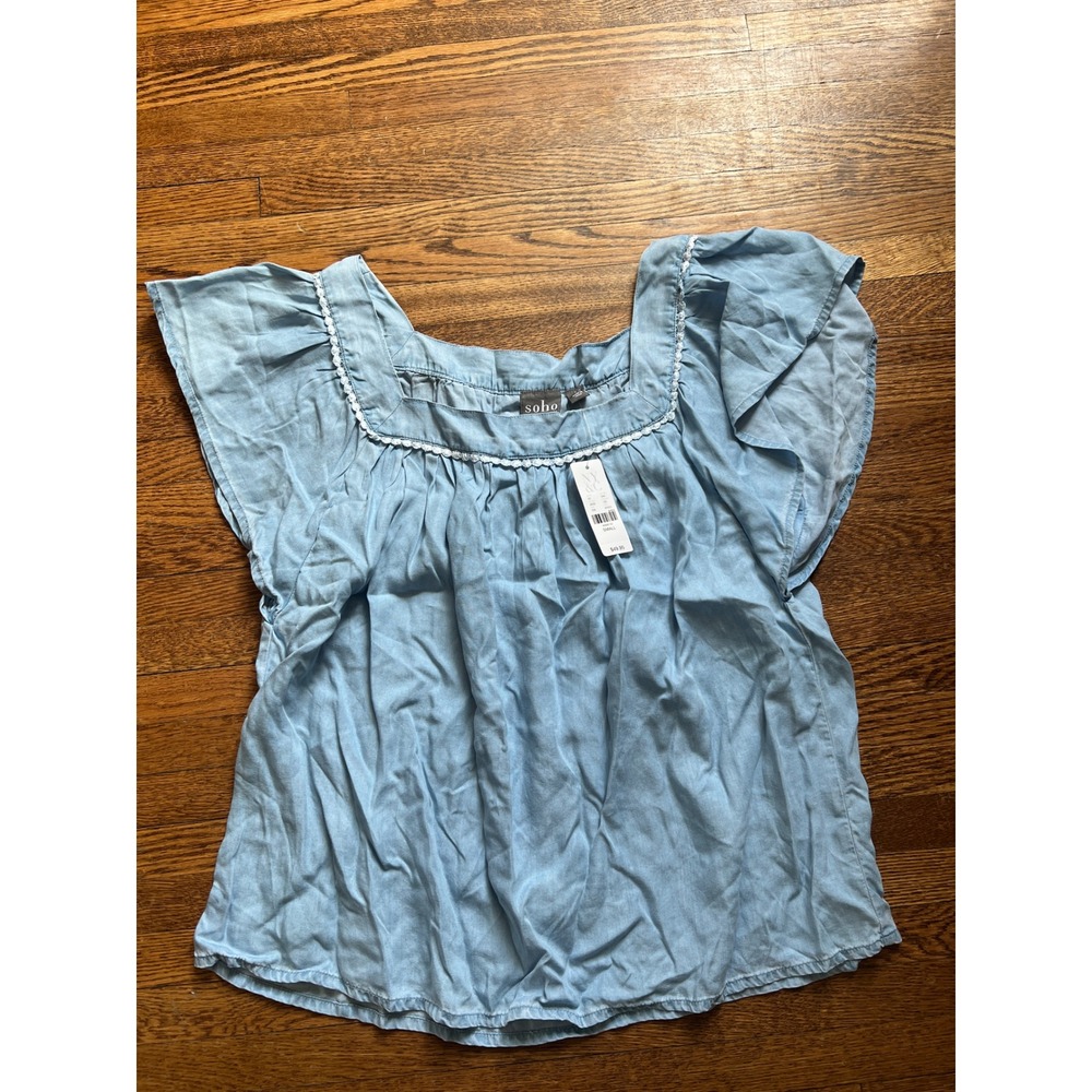 NEW NY&C Soho Light Wash Denim Lyocell Flutter Sleeve Lace Trim Blouse Small